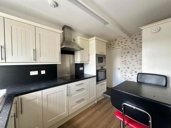 2 bed Apartment to rent Image 4