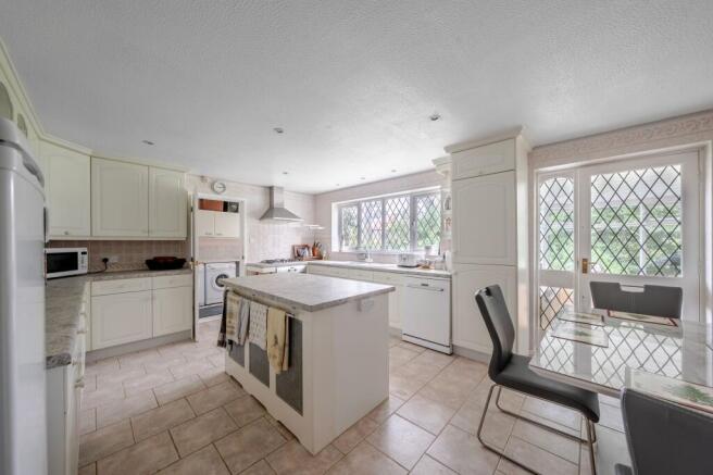 4 bed Detached for sale Image 8