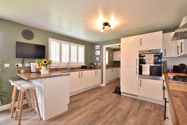 4 bed Detached for sale Image 8