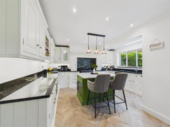 4 bed Detached for sale Image 10
