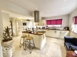 16, Swallowdale, Colchester CO2 8BD