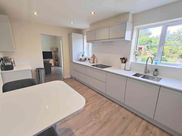 6 bed Detached for sale Image 11