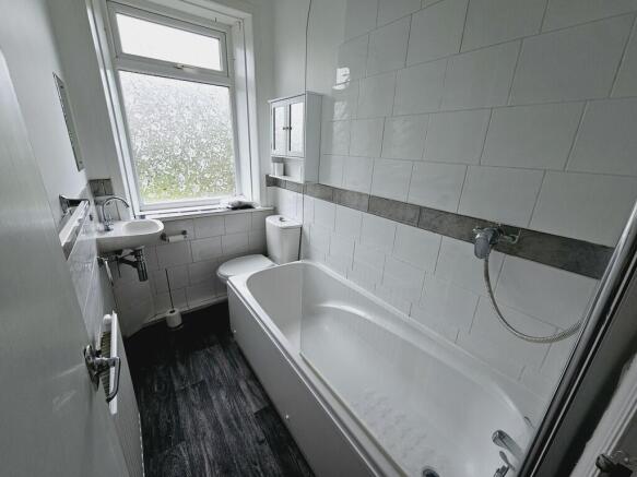 2 bed Terraced to rent Image 6
