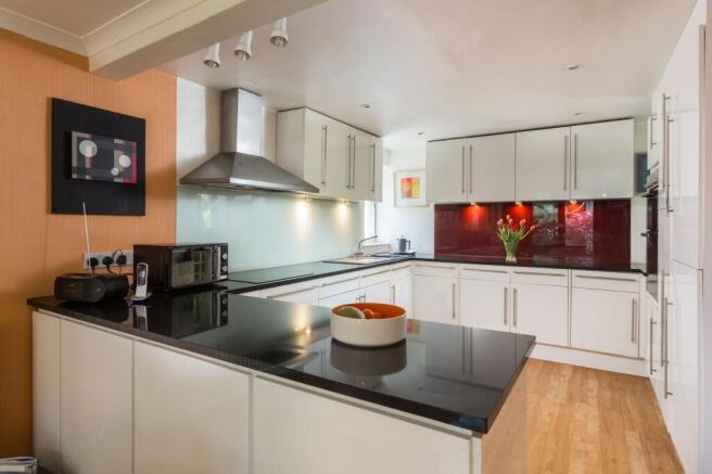 4 bed Detached for sale Image 5