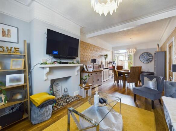 LOUNGE/DINING ROOM