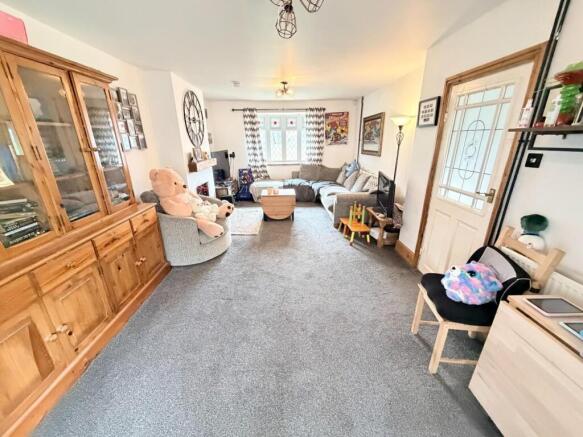 LOUNGE/DINING ROOM