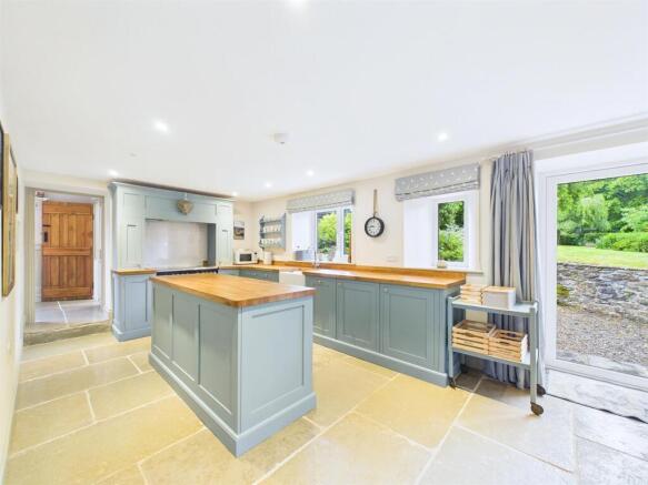 3 bed Semi-Detached for sale Image 6