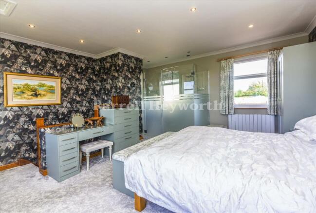 Bedroom 1 image 3