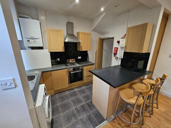 4 bed Terraced to rent Image 5
