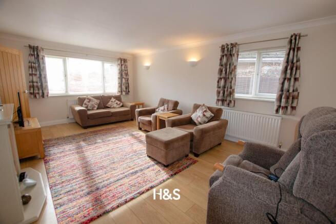39 Moorlands Close - lounge.jpg