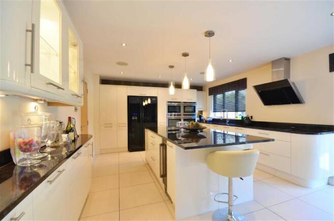 Open plan kitchen / 