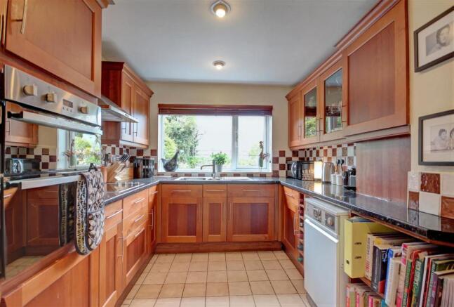 5-kitchen.jpg