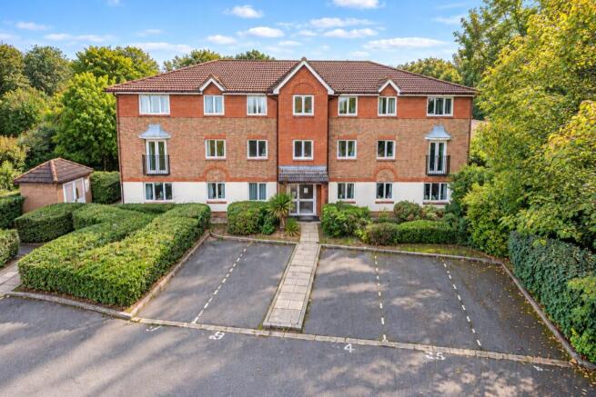 2-bed flat on Lindisfarne Gardens, Maidstone, ME16, £170,000