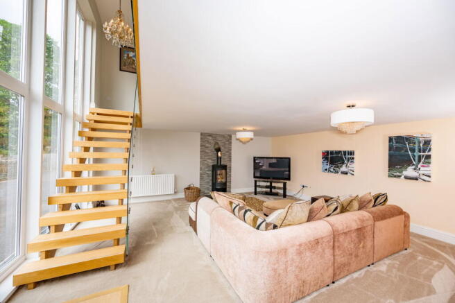 5 bed Detached for sale Image 7