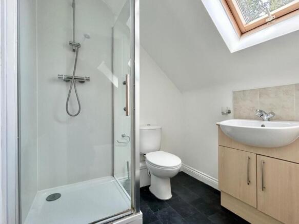 4 bed Semi-Detached to rent Image 9