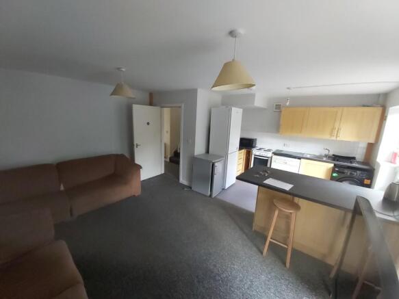 6 bed Detached to rent Image 9