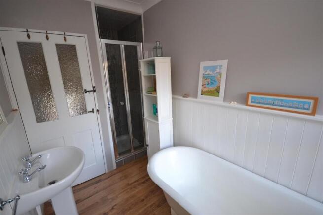 Bathroom 2.JPG
