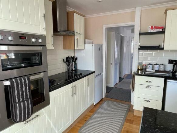 Kitchen 2.jpg