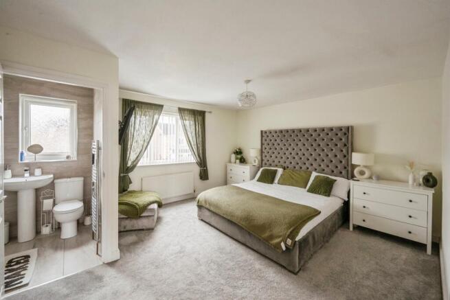 4 bed Detached for sale Image 11