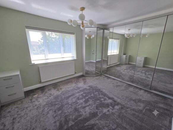 5 bed Detached to rent Image 8