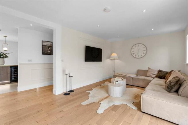 5 bed Detached for sale Image 11