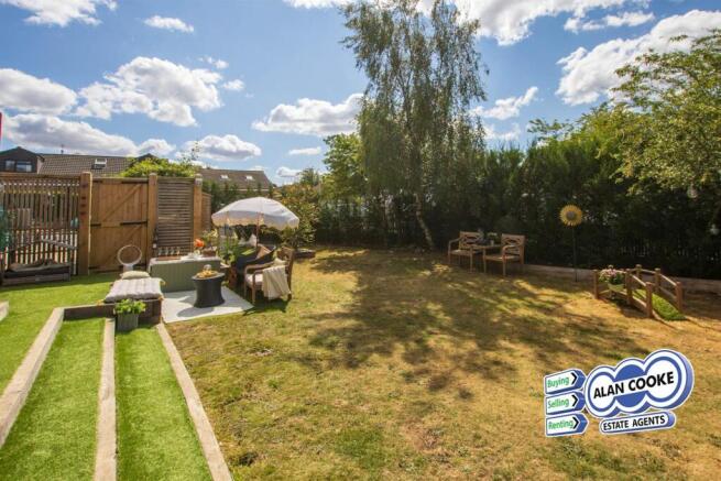 4 bed Semi-Detached for sale Image 4