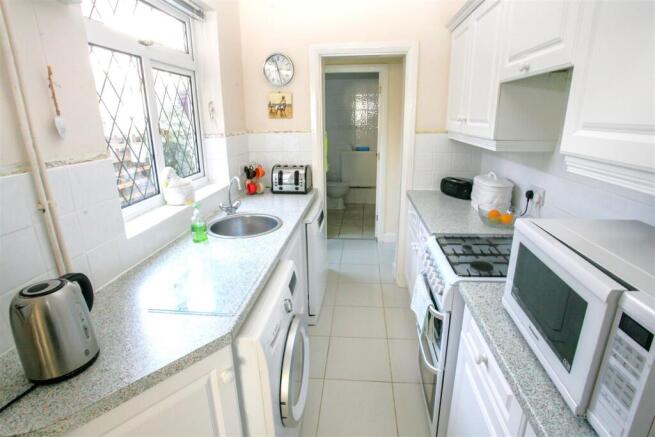 FITTED KITCHEN