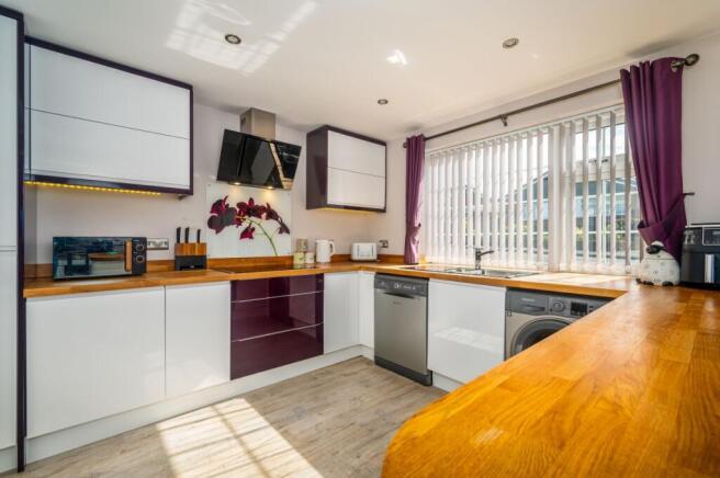 4 bed Detached for sale Image 8
