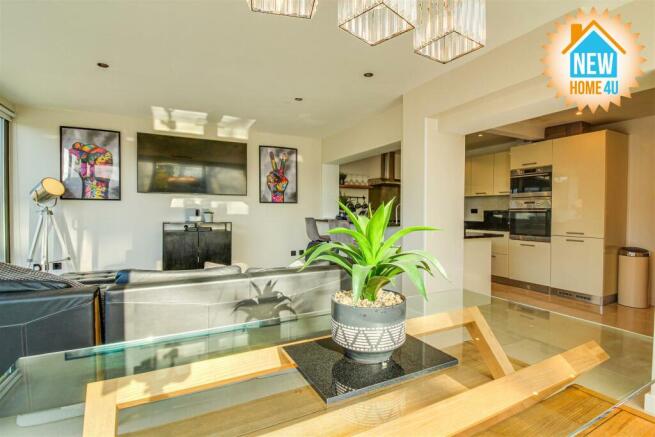KITCHEN/ DINING: