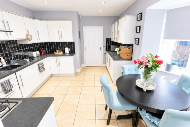 KITCHEN/DINING ROOM