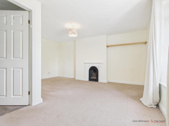 4 bed House to rent Image 10