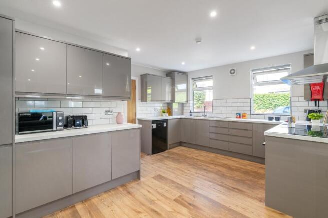 7 bed House to rent Image 8
