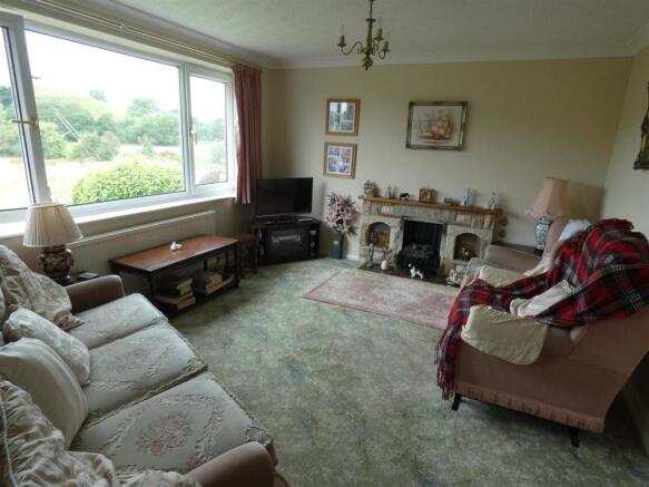 SPACIOUS LOUNGE/DINING ROOM
