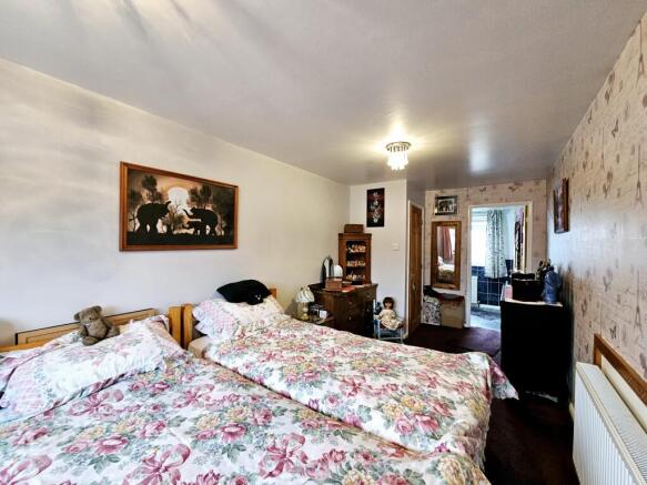 4 bed Semi-Detached for sale Image 11