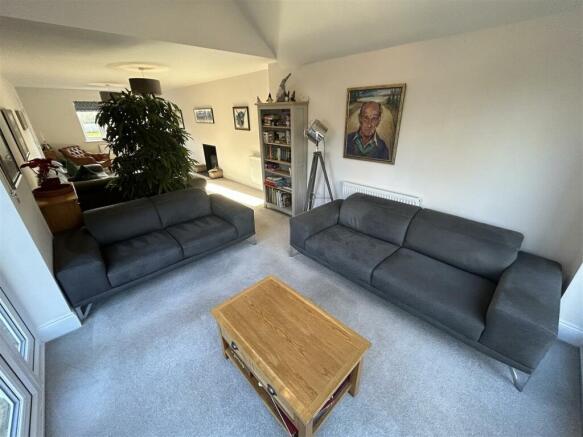 REAR OF LOUNGE THROUGHH TO FRONT OF LOUNGE.jpg