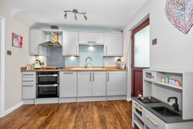 3 bed House for sale Image 4