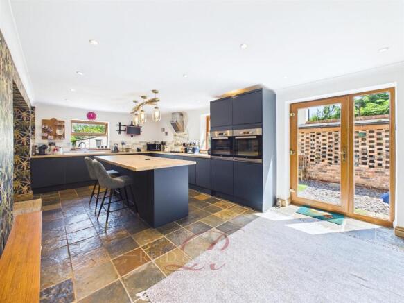 Kitchen / Breakfast Room 2