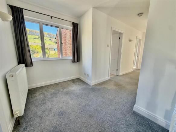 5 bed Detached for sale Image 9