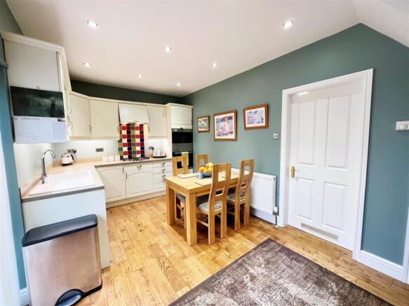 Kitchen 2.jpg