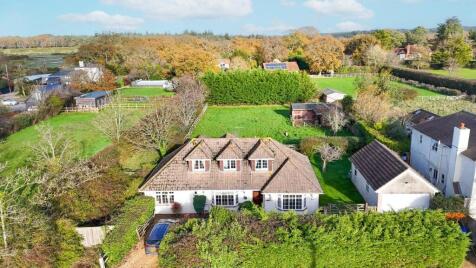 Tiptoe Road, Wootton, BH25