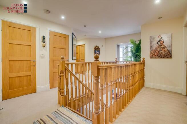 5 bed Detached for sale Image 12