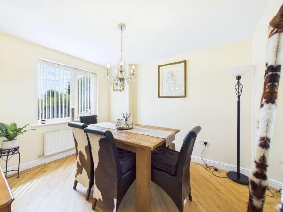 4 bed Detached for sale Image 8