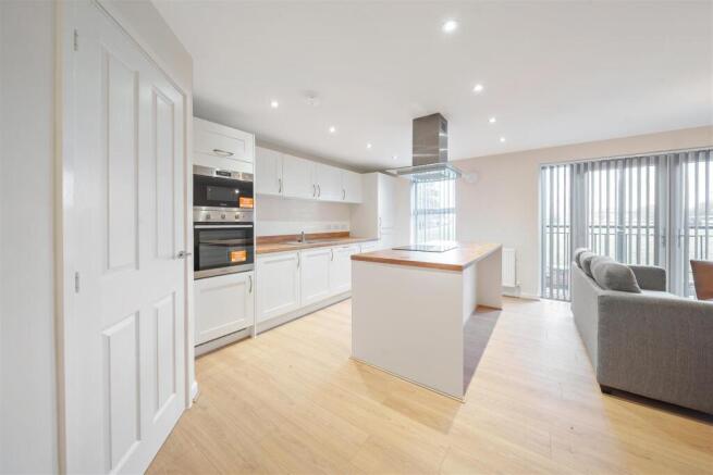 2 bed Apartment to rent Image 4