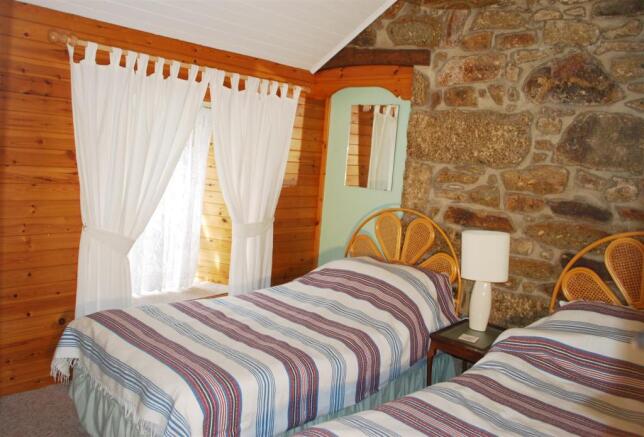 Bedroom 1.JPG