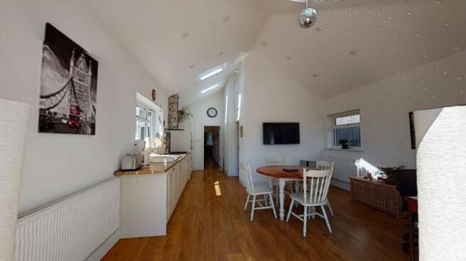 KITCHEN/DINING ROOM