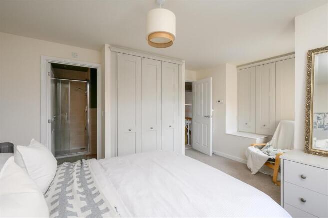 4 bed Detached for sale Image 10