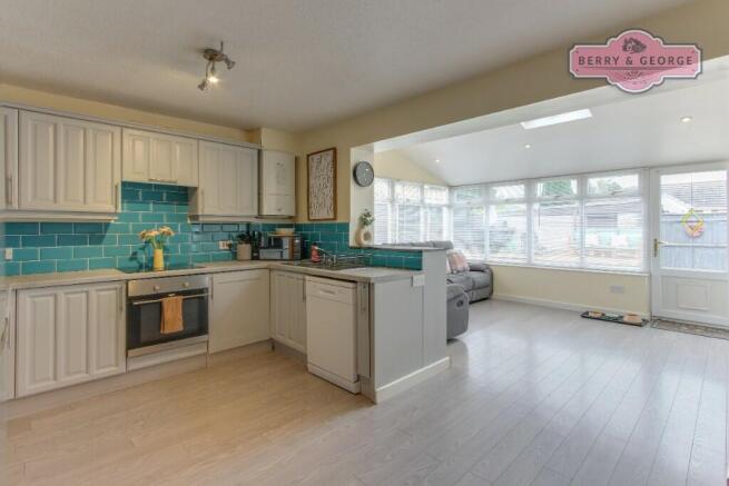 KITCHEN / DINING