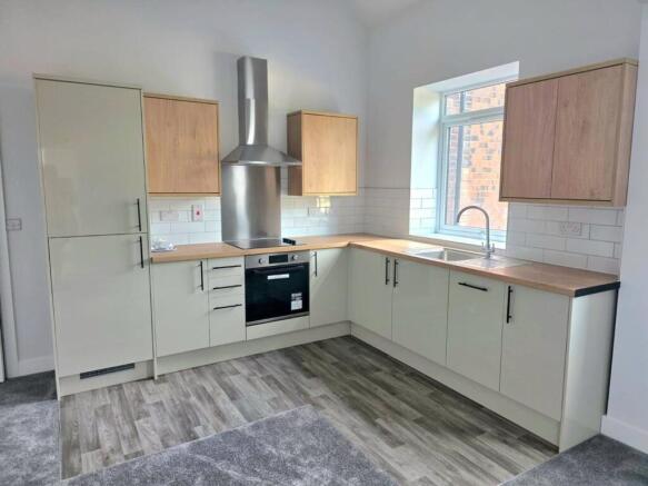 2 bed Semi-Detached Bungalow to rent Image 4