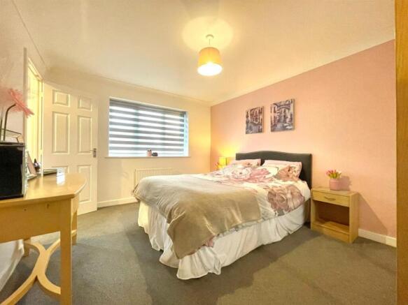 5 bed Detached for sale Image 12