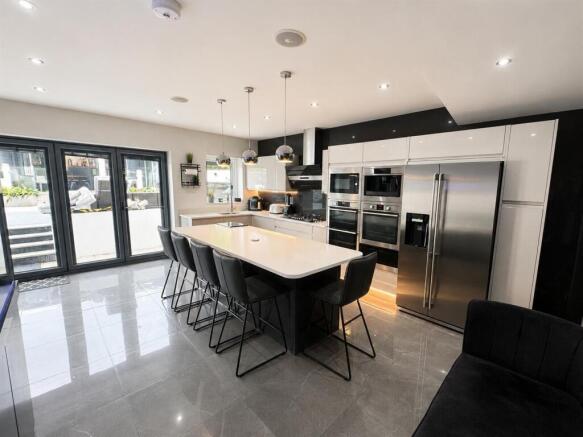 4 bed House for sale Image 10